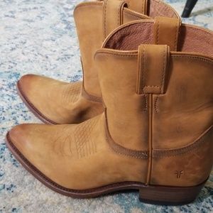 Frye Billy Short Cowboy Boots. Light Tan.